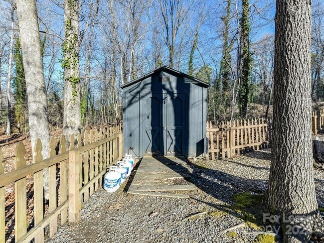 Building Photo - 6915 Pleasant Dr