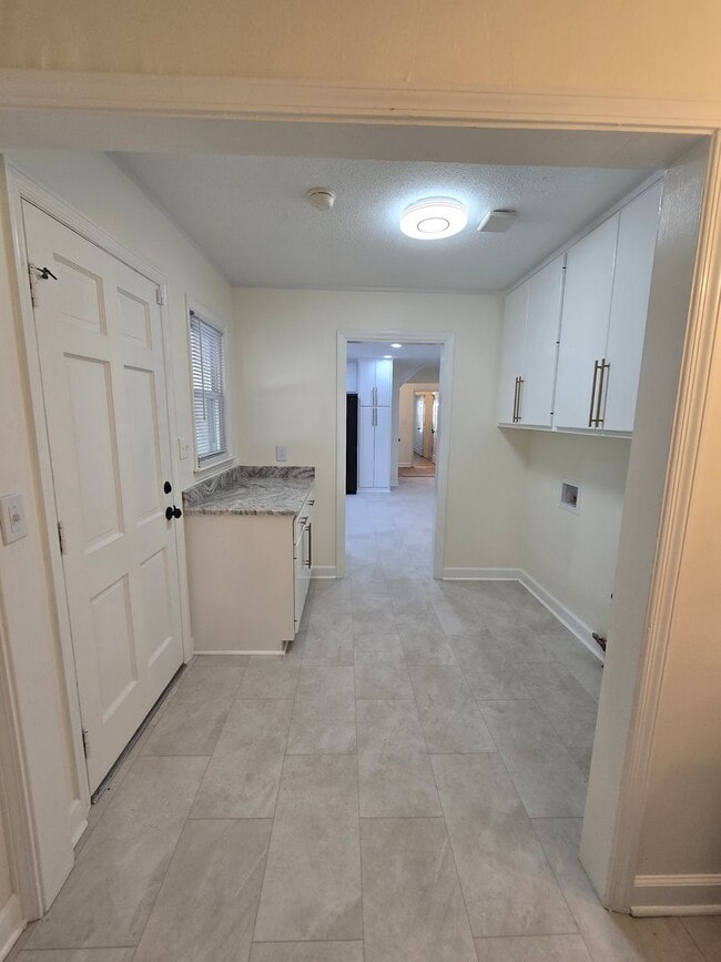 Building Photo - NEW LISTING!!!!!