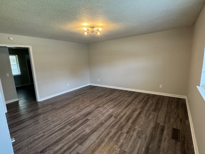 Building Photo - 4706 Metro Park Ln