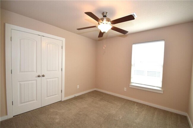 Building Photo - 463 Red Robin St
