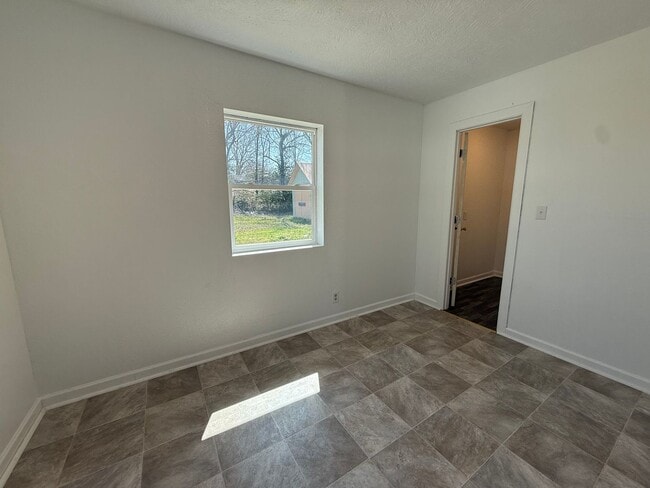 Building Photo - Big style, small footprint—ALL UTILITIES INCLUDED