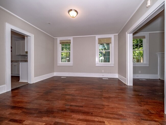 Building Photo - Oversized Renovated Downtown Cottage