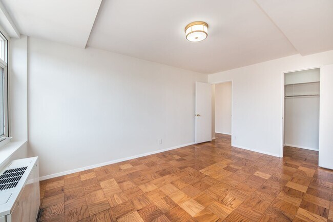 Building Photo - Spacious, Bright 1 Bed 1 Bath condo in prime location and close to Metro