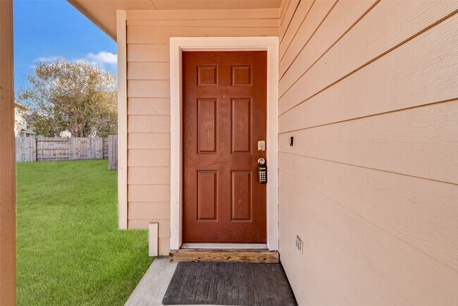 Building Photo - 14426 Mooreview Ln