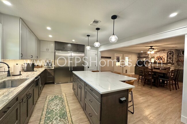Building Photo - Spacious 5BR/3BA Brick Home in Overbrook