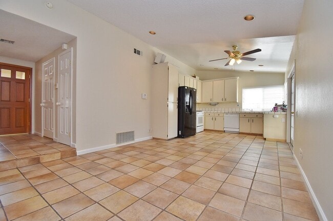Building Photo - $3,790 4 BEDROOM VERY NICE REMODELED CENTR...