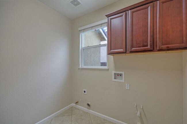 Building Photo - 4 Bedroom, 2.5 Bath - 3 Car Garage - Gorgeous!!!