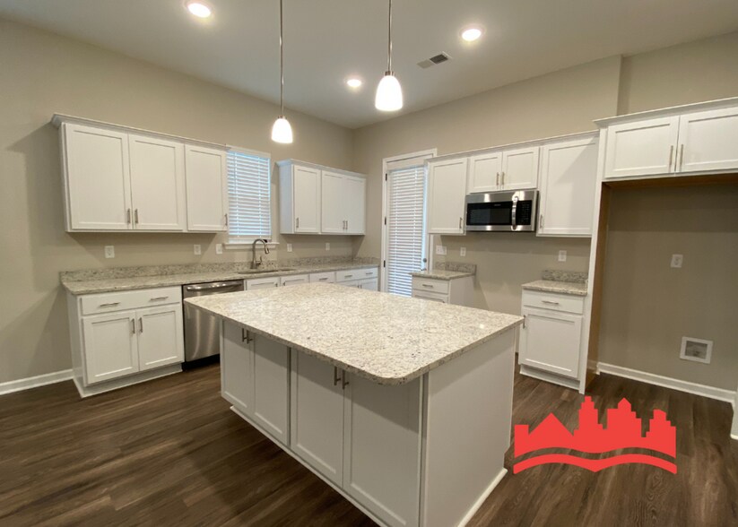 Building Photo - RENT SPECIAL: 1/2 OFF FIRST MONTH RENT!