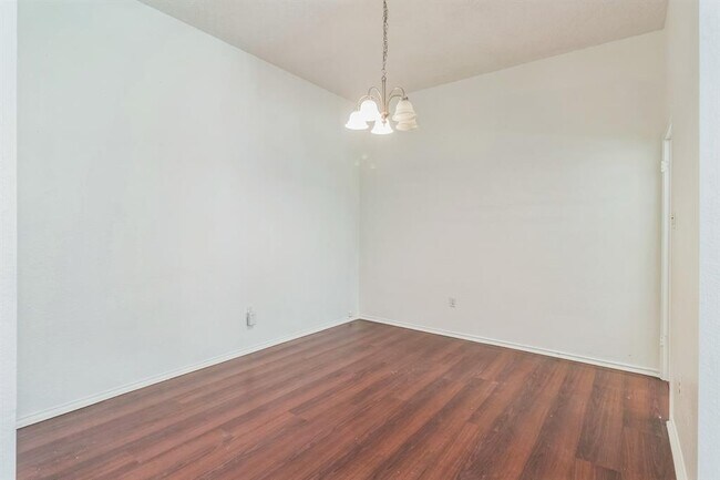 Building Photo - 800 Mountain Ridge Dr