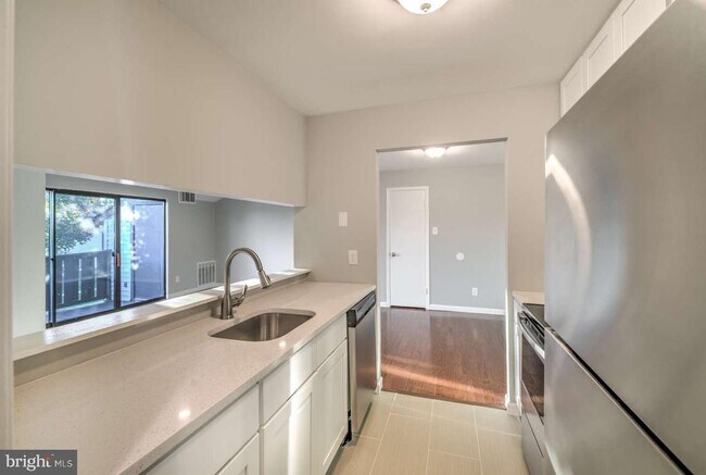 Building Photo - 1302 Maresfield