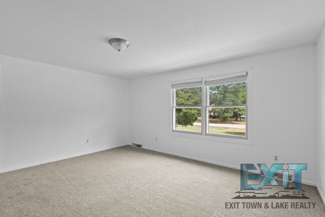 Building Photo - 2 Bedroom, 2 Bath Home located in Tanglewood Shores