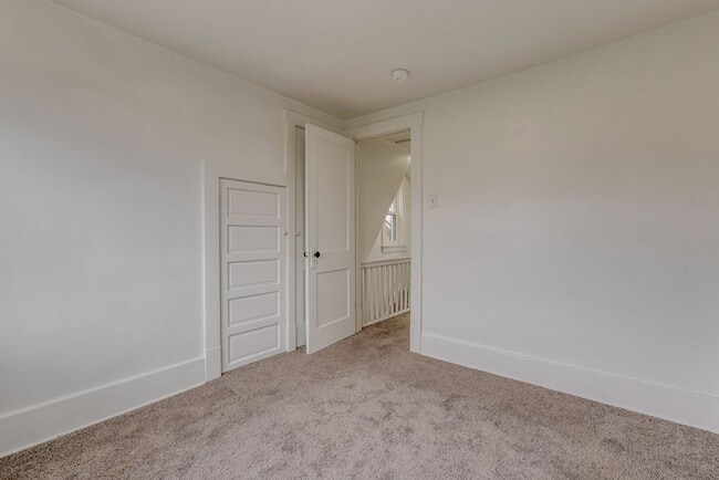 Building Photo - 2027 Eccles St