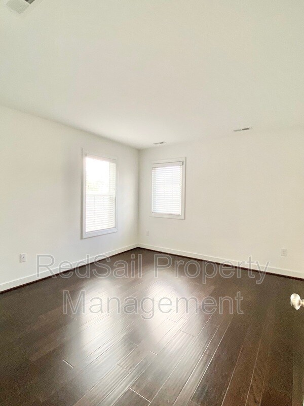 Building Photo - 4808 Village Walk