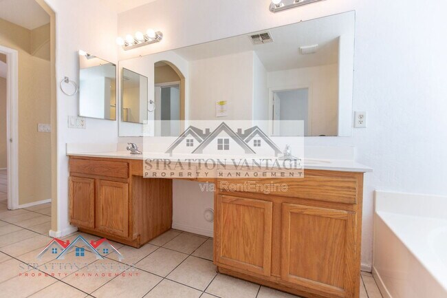 Building Photo - 11754 W Belmont Dr