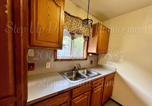 Building Photo - The Villa – Quiet 1 Bedroom Apartment with Mountain Views