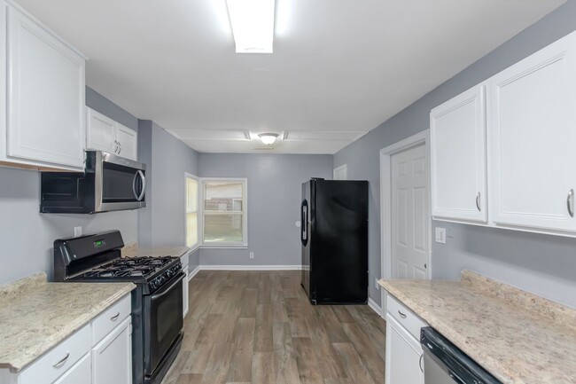 Building Photo - Spacious 4 Bed 3 Bath SFH!