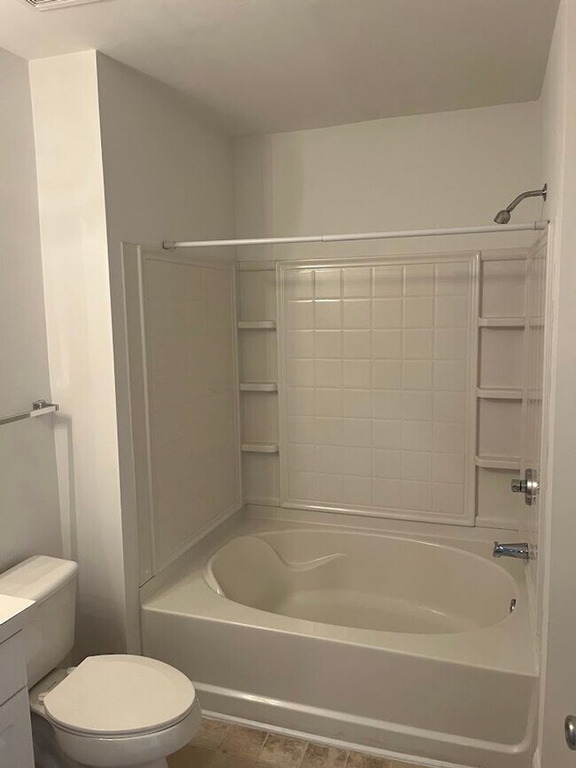 Building Photo - Available now. 3BR/3.5 BA Townhome in Ashl...