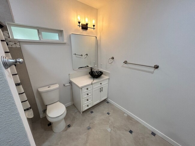 Building Photo - 3 Bedroom 2 Bath Home Modesto Ca