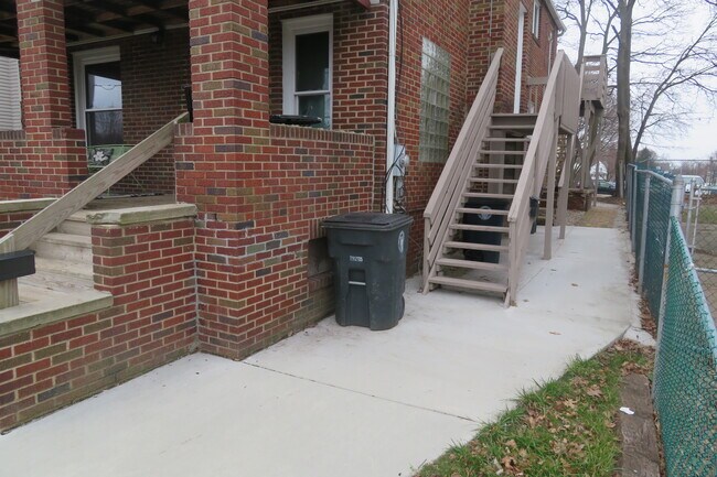 Steps to apartment - 424 Kirn Ave