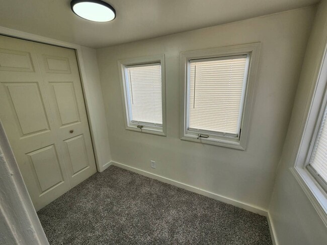 Building Photo - Charming 3-Bedroom Property in Prime Location