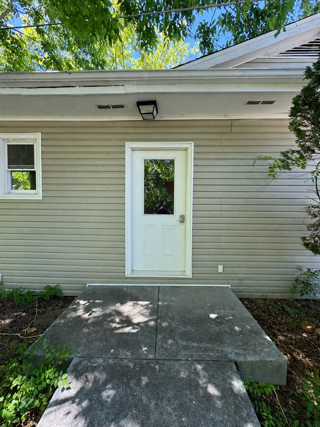 Building Photo - Duplex - Next to Drury University