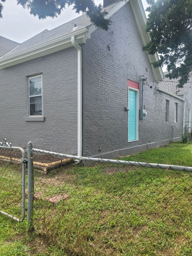 Building Photo - Hickory Duplex