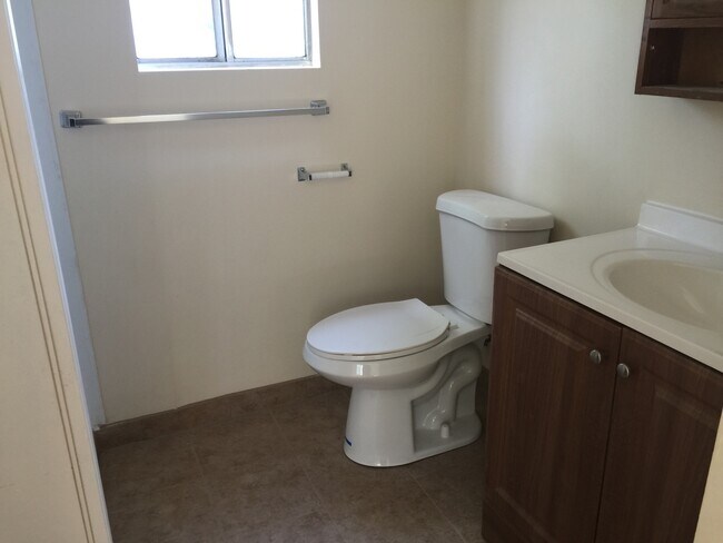 Building Photo - Cozy studio completely renovated.