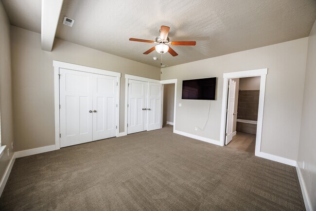 Building Photo - 972 S High Ridge Dr