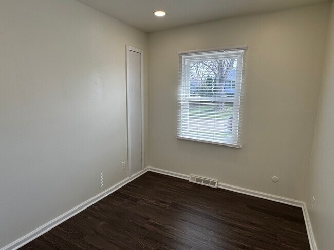 Building Photo - 2319 Pinehurst St