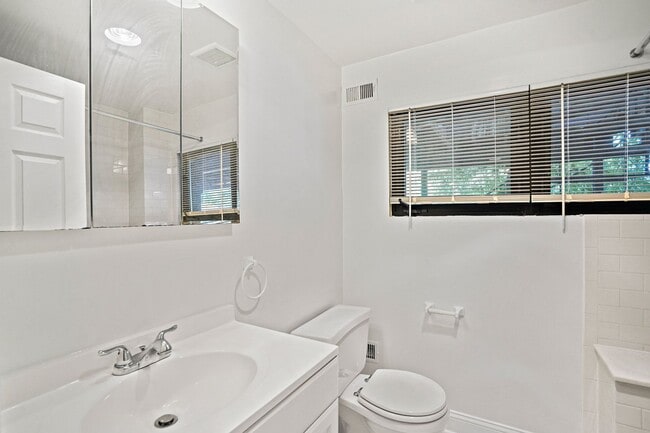 Building Photo - Wonderful Woodley 1 Bedroom with Parking