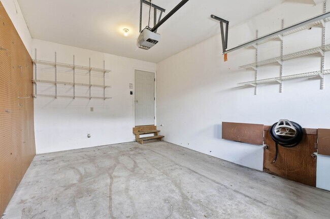 Building Photo - 472 Hillside Dr