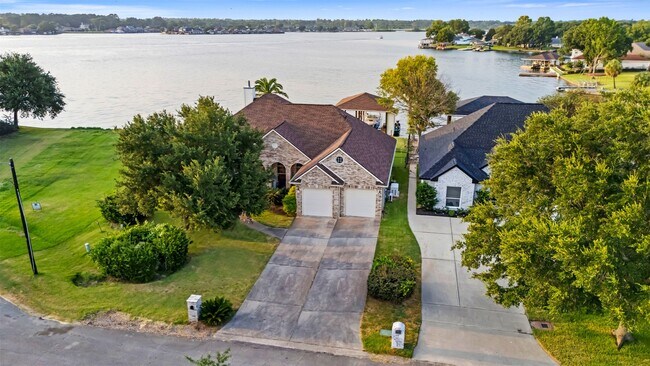 Building Photo - 14030 Shoreline Dr