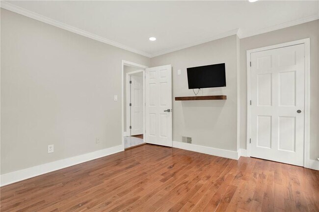 Building Photo - 3270 Brookview Dr