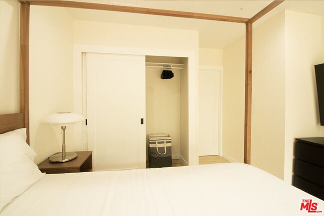 Building Photo - 9042 Phyllis Ave