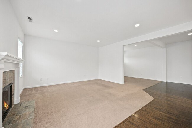 Building Photo - Spacious 4-Bed Puyallup Home For Rent | 3-Car Garage & Quick Commute to JBLM!