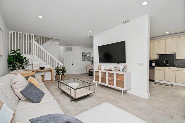 Building Photo - 6744 Via Regina