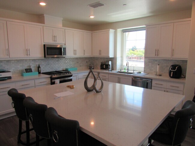 Building Photo - Gorgeous 4 Bed, 2.5 Bath Townhome in Prime Location near Downtown Livermore