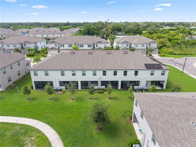 Building Photo - 724 Royal Empress Dr