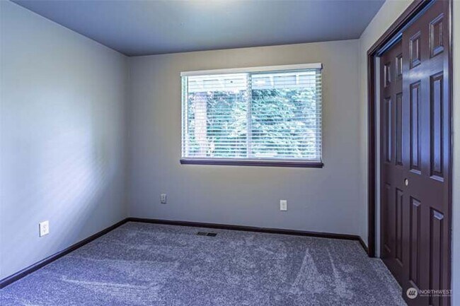 Building Photo - Immaculate & HUGE 5-Bedroom Home in Desira...