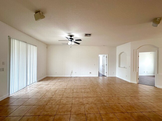 Building Photo - Beautiful 3/2 in Winding Cove with large f...