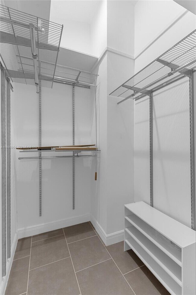 Building Photo - 20003 NE 6th Ct Cir