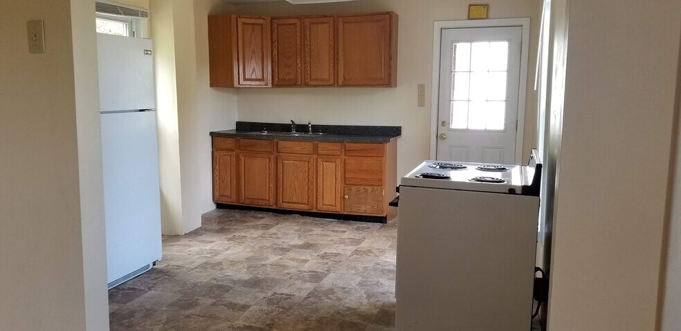 Kitchen - 323 W 4th St