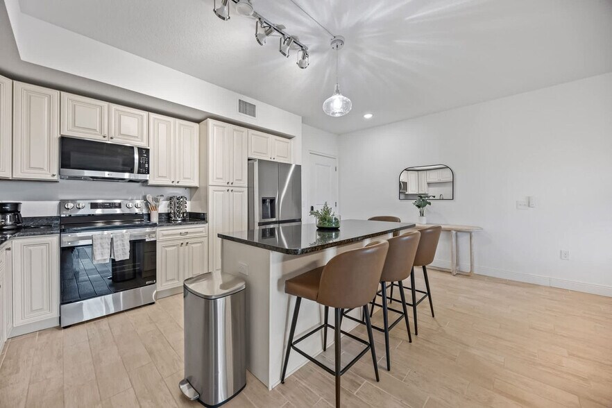 Building Photo - 605 Kemp St