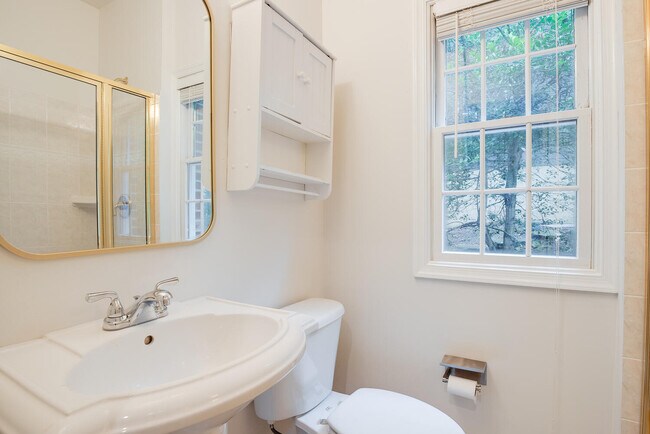 Building Photo - 6351 Lakewood Dr