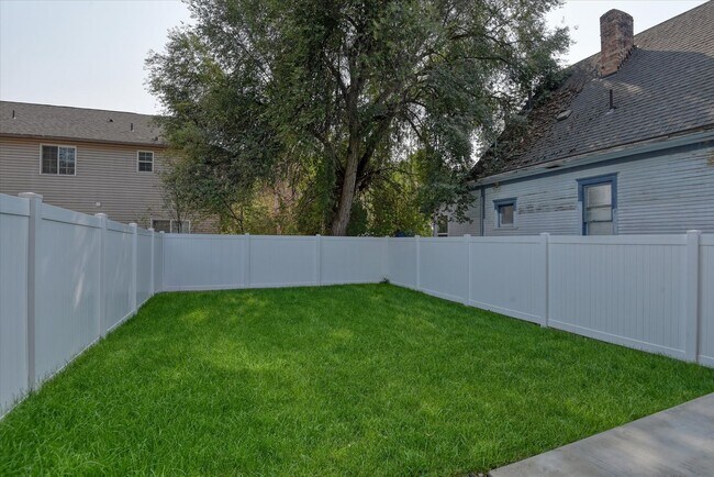 Building Photo - E. 7th Duplex