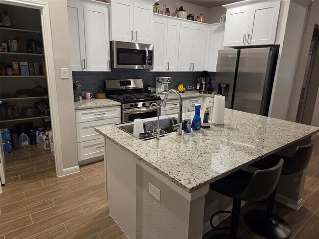 Building Photo - 208 Comet Pointe Dr