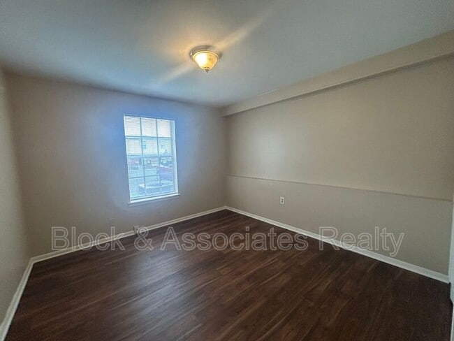 Building Photo - 3824 Country Club Rd