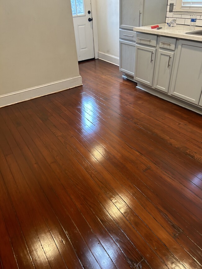 Building Photo - 935 N Roman St