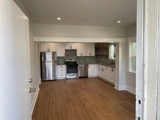 Building Photo - 961 W 42nd St