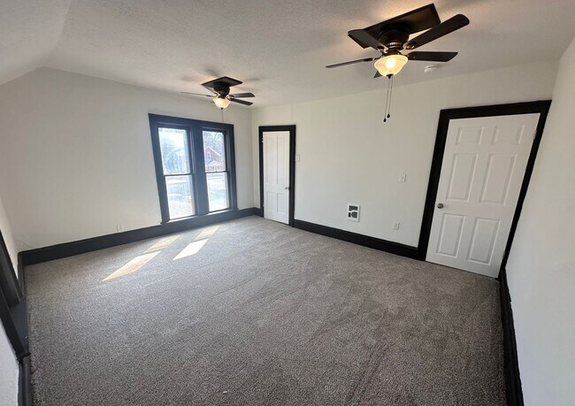 Building Photo - Completely Renovated 3 bed/2 bath